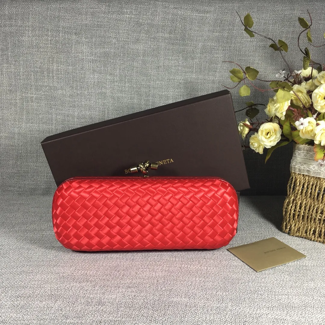 8651 Large Classic Dinner Bag ~~~Snake leather with ribbon ~~~Dense and slippery, not easy to fluff, can hold iPhones of all sizes! Size: 25cm*9.5cm*4cm